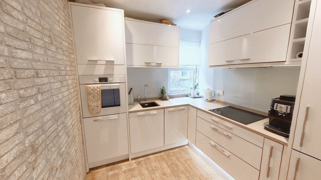 Property photo 3 of 36