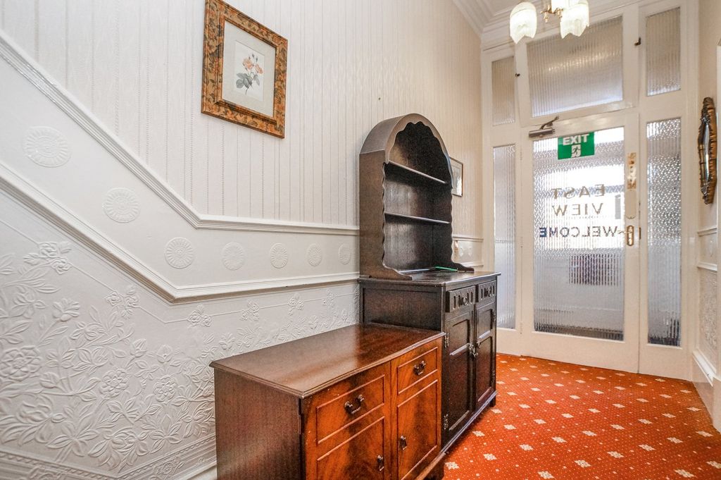 Property photo 3 of 37 Entrance Hall