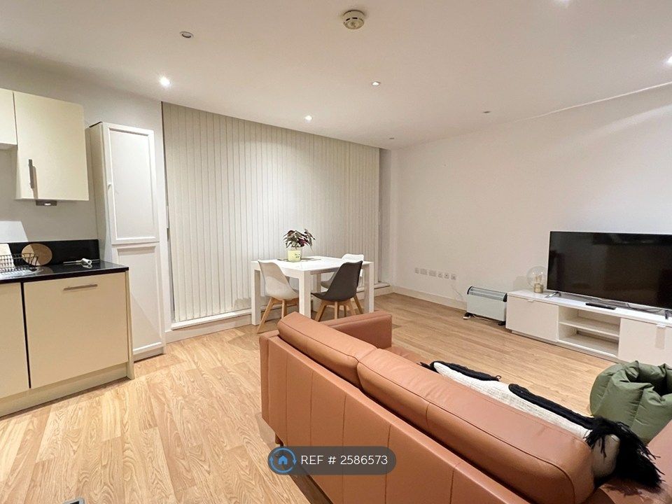Property photo 3 of 13 Livingroom