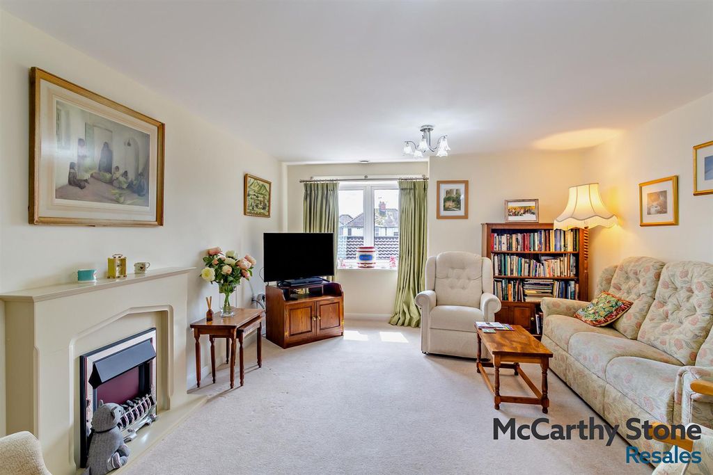 Property photo 3 of 21 8695087-Interior15-800.Jpg