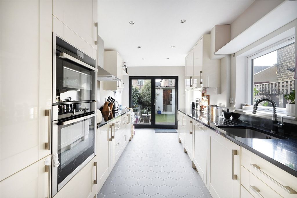 Property photo 3 of 18 Picture No. 10