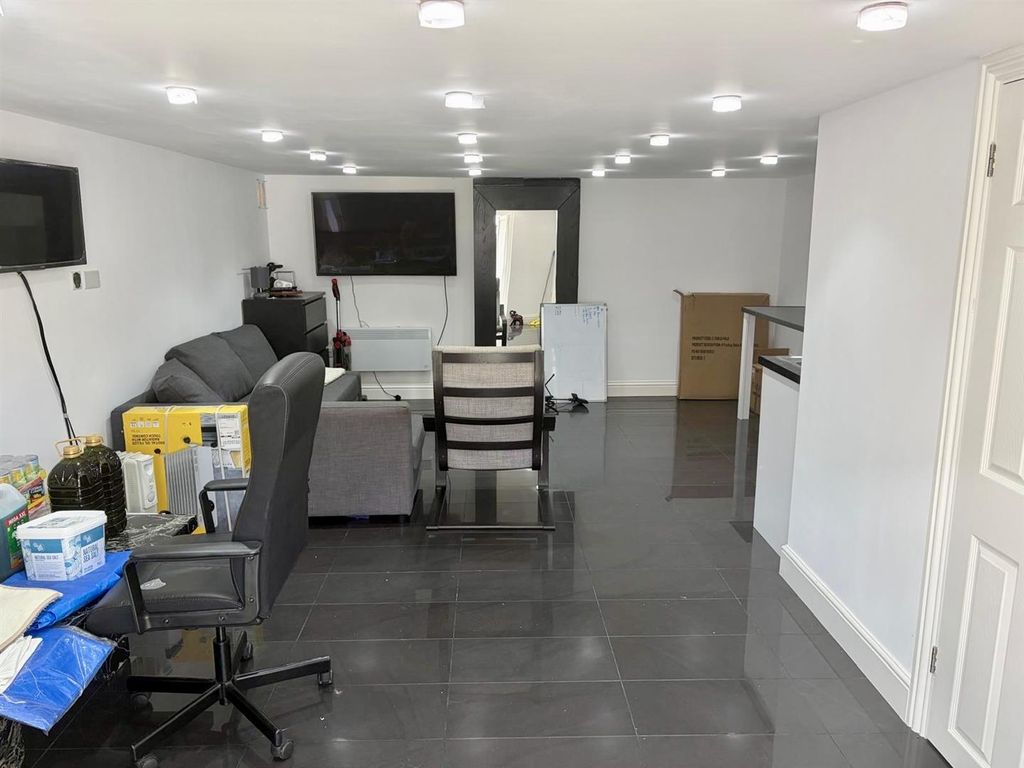 Property photo 3 of 8 Studio