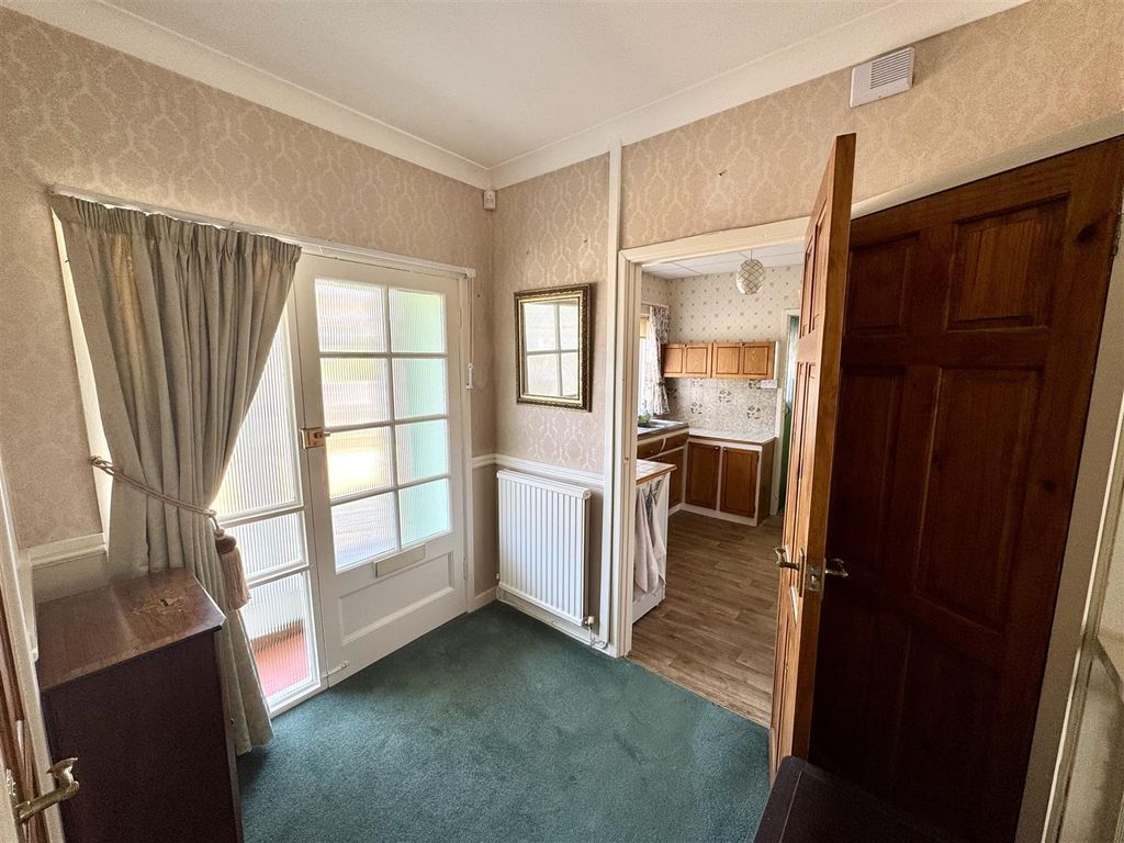 Property photo 2 of 21 Entrance Hall