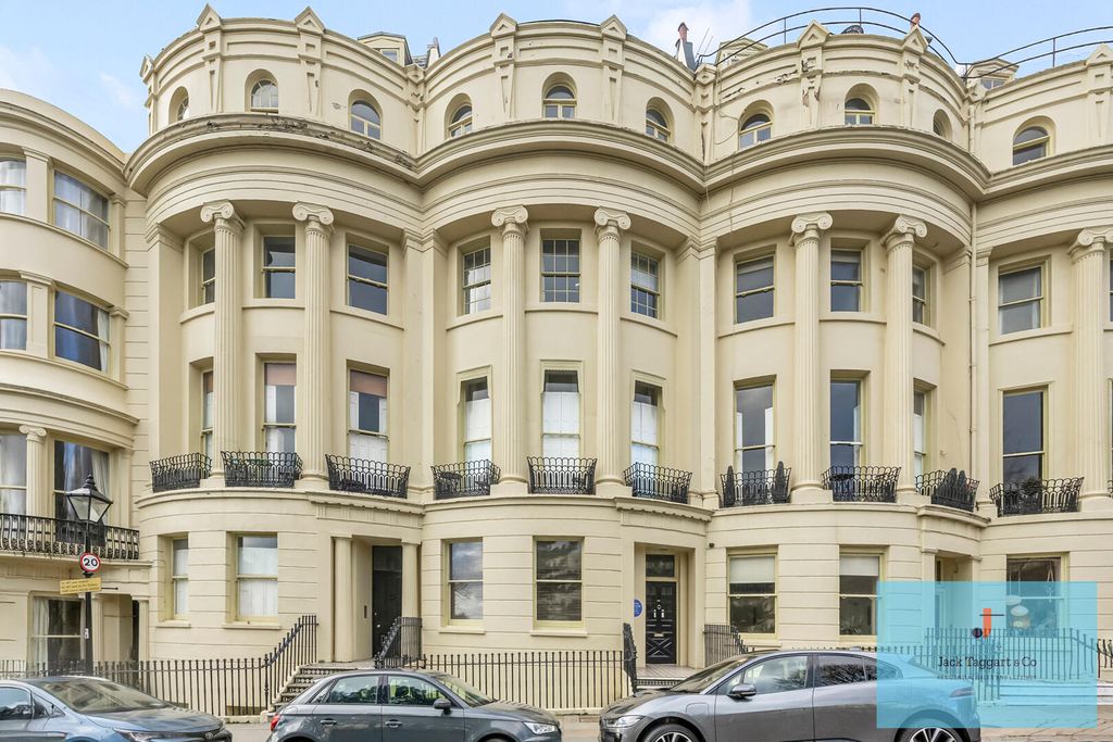 Property photo 1 of 21 Front (Exterior)