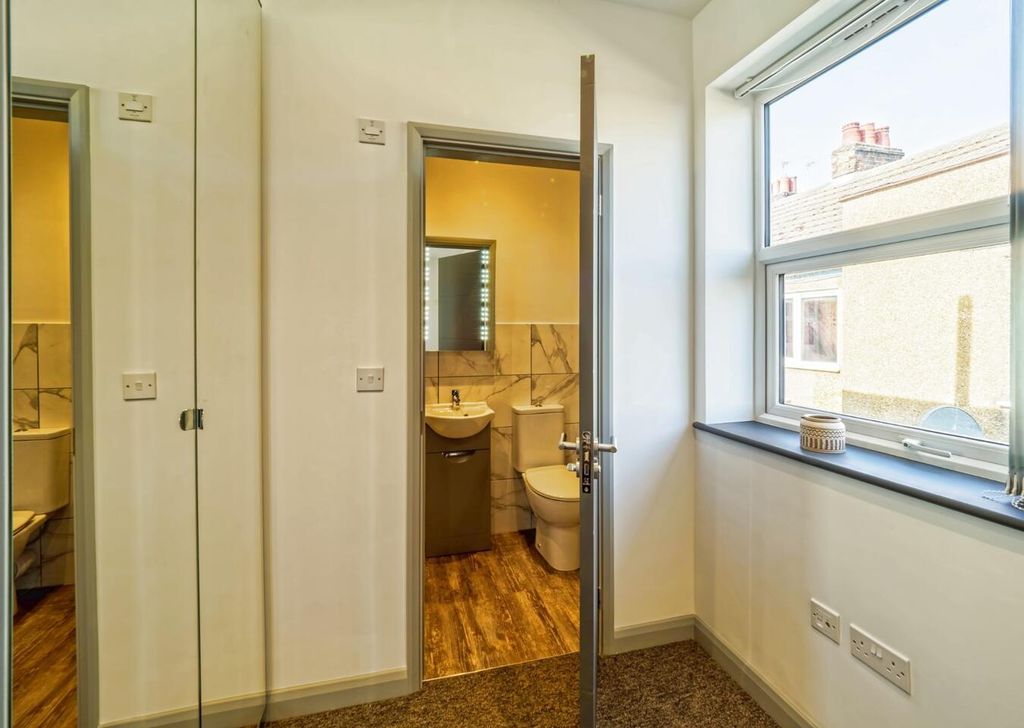 Property photo 3 of 9 Bathroom