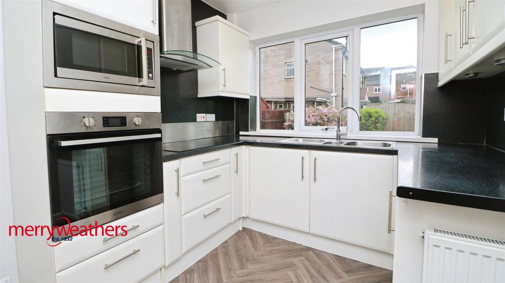 Property photo 2 of 12 Kitchen