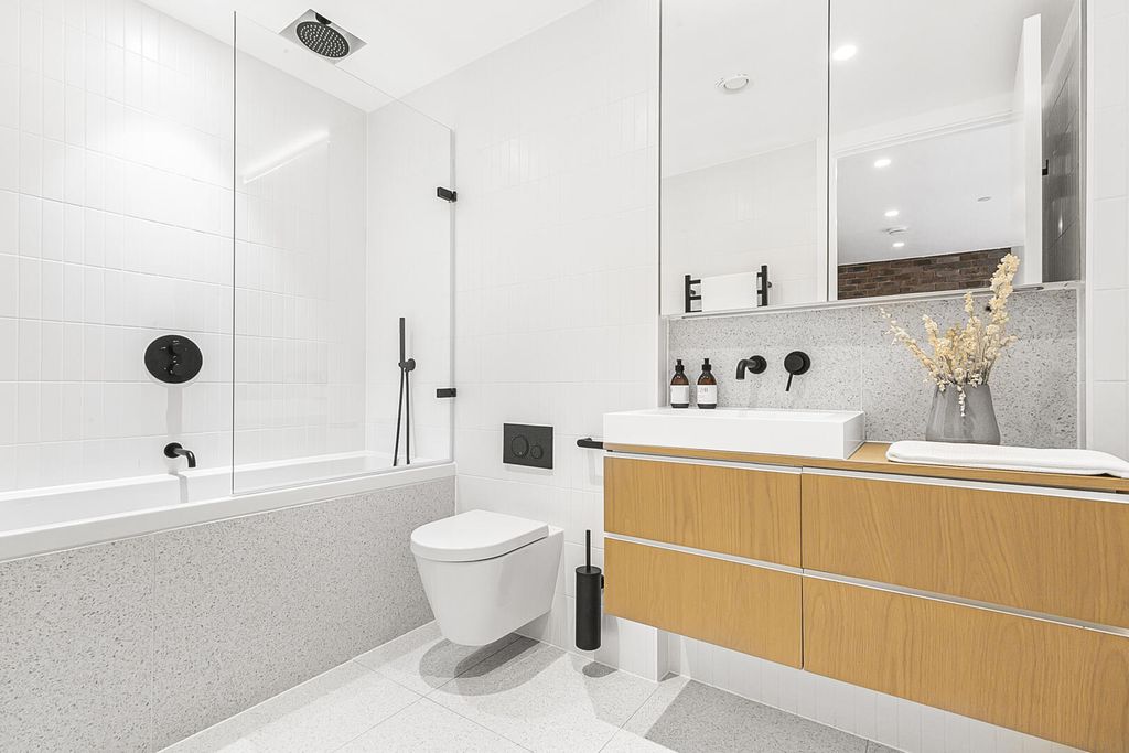 Property photo 2 of 9 Bathroom