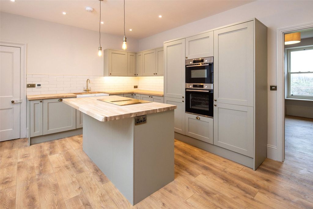 Property photo 3 of 26 Kitchen