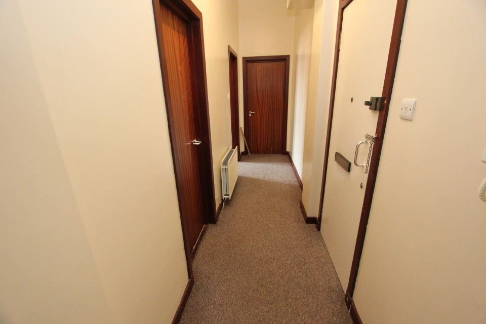Property photo 2 of 10 Hall