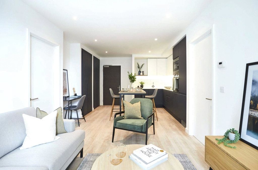 Property photo 2 of 10 Circle Square