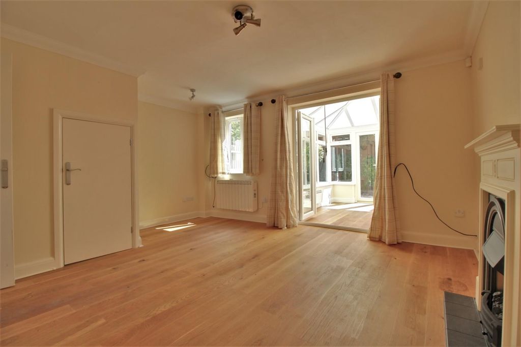 Property photo 3 of 10 Lounge