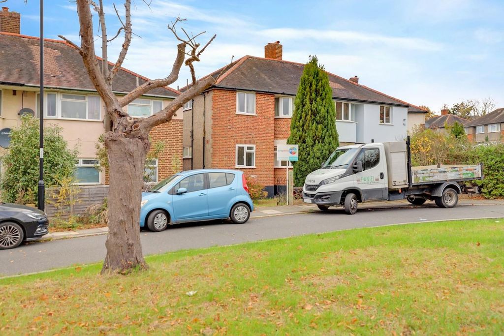 Property photo 1 of 12 09-6De9Jhpropworld - 82 Meadowview Road - 43-Mediu