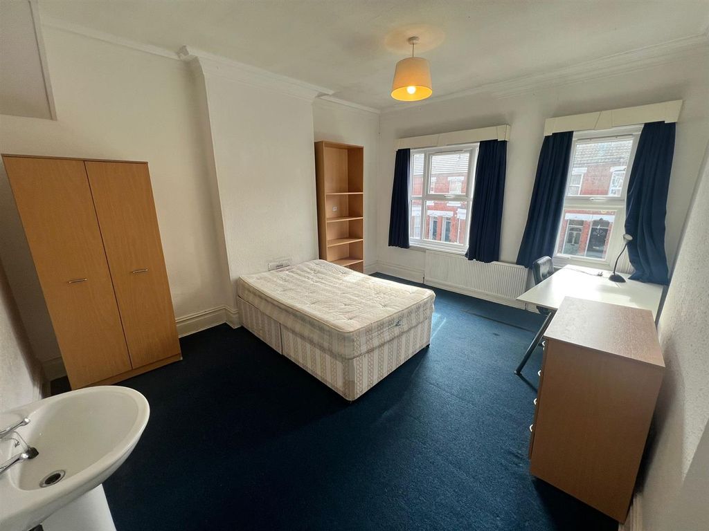 Property photo 1 of 16 Room 4