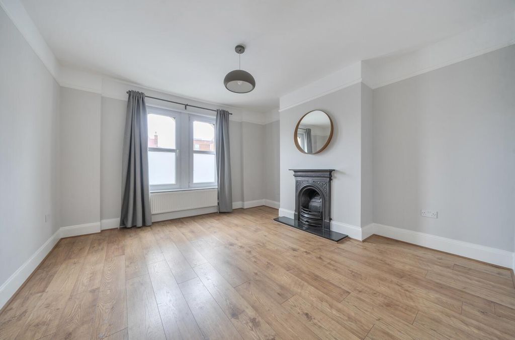 Property photo 2 of 12 Lounge.Jpg