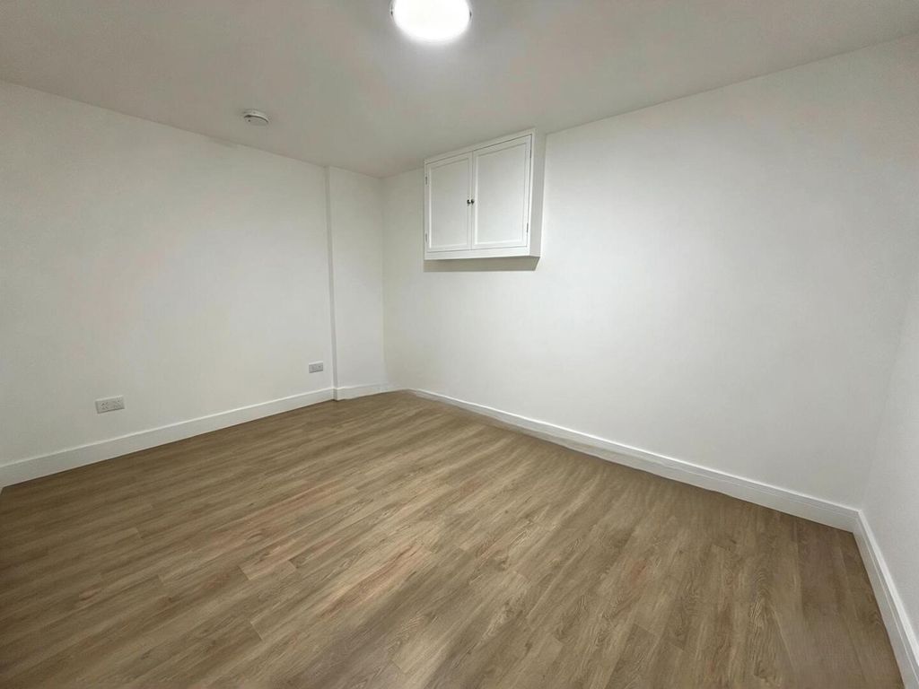Property photo 3 of 10 Bedroom