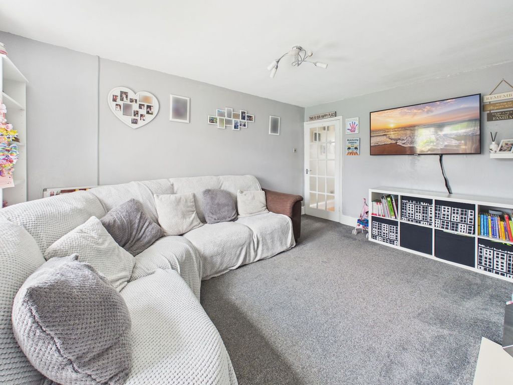 Property photo 3 of 19 Lounge