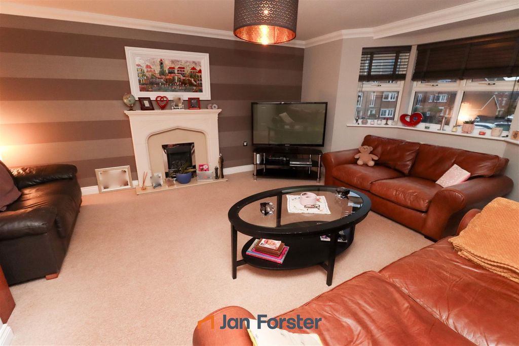 Property photo 3 of 18 Lounge