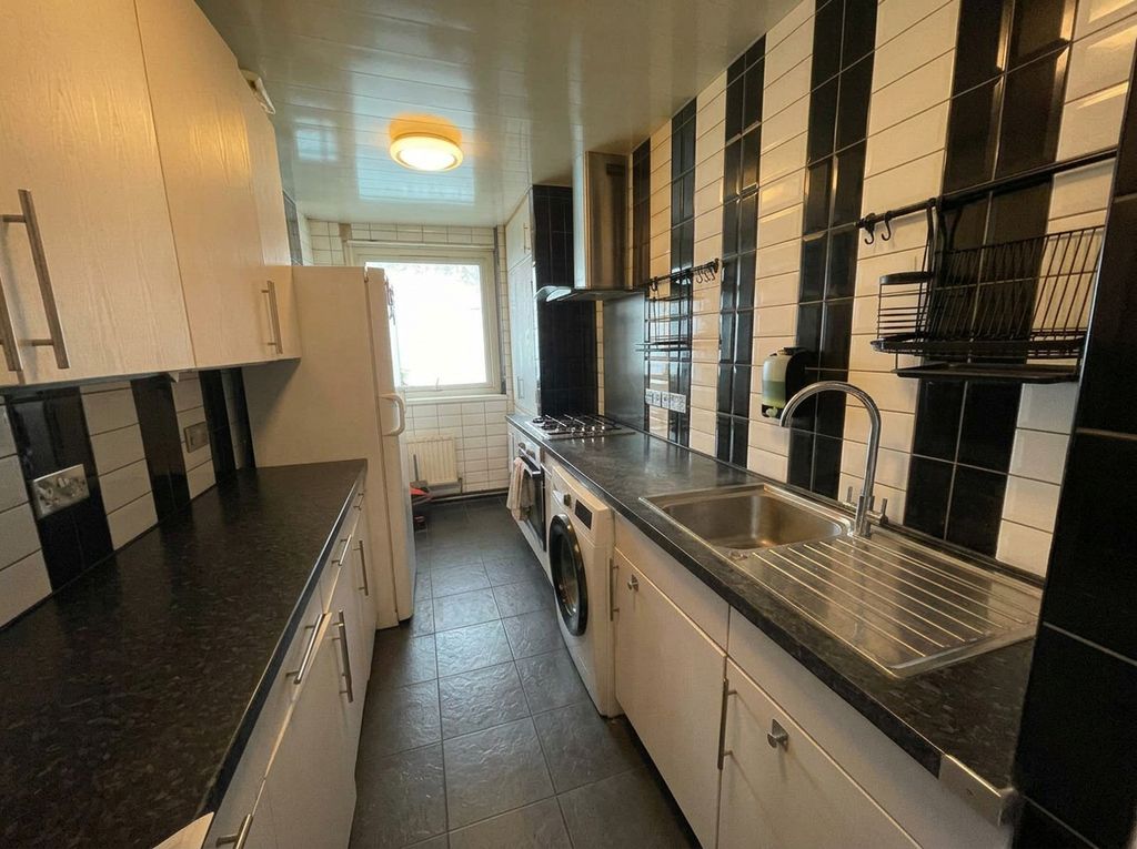 Property photo 3 of 6 Kitchen