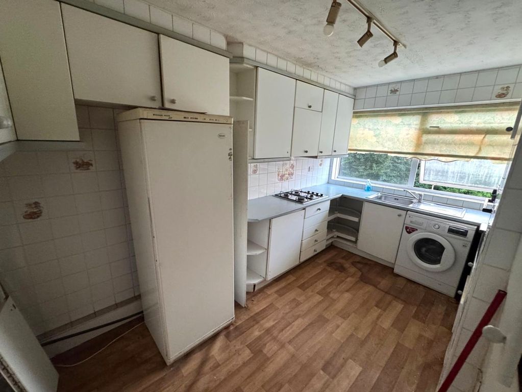 Property photo 3 of 6 Kitchen