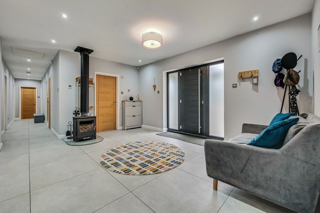 Property photo 2 of 21 Entrance Hall