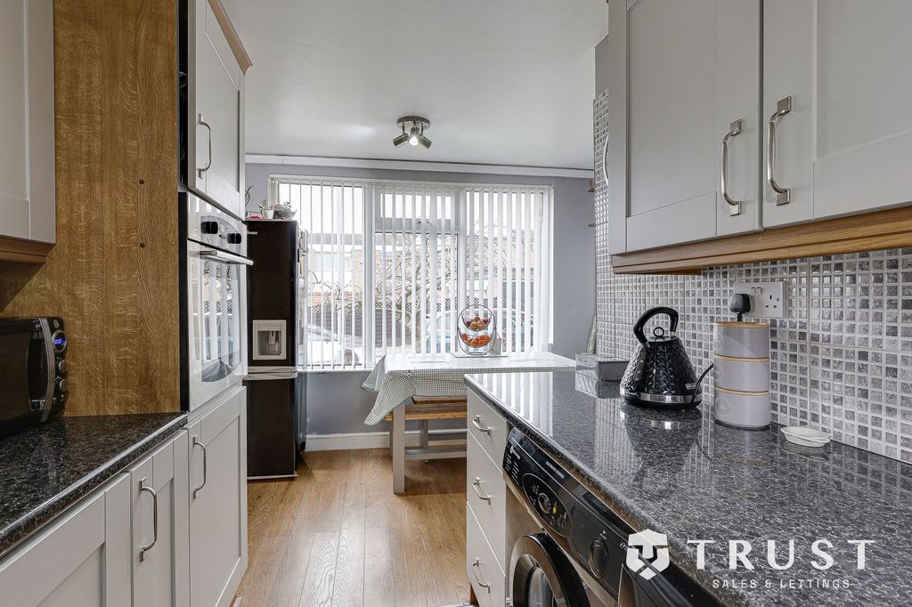 Property photo 3 of 33