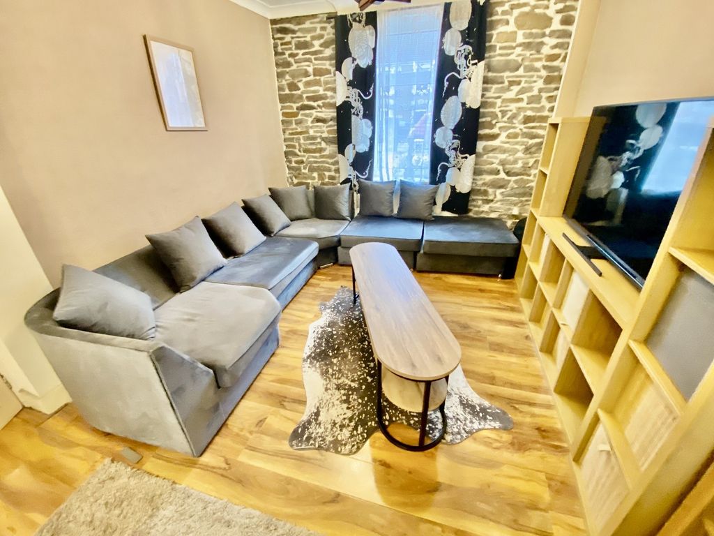 Property photo 3 of 11 Lounge Area