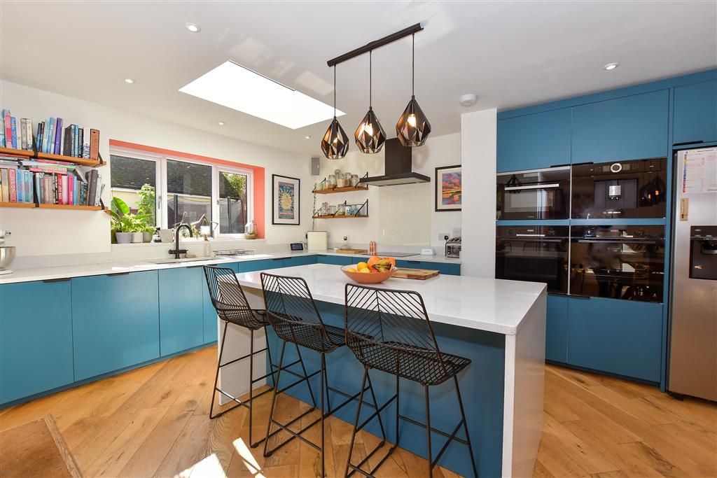 Property photo 3 of 11 Kitchen