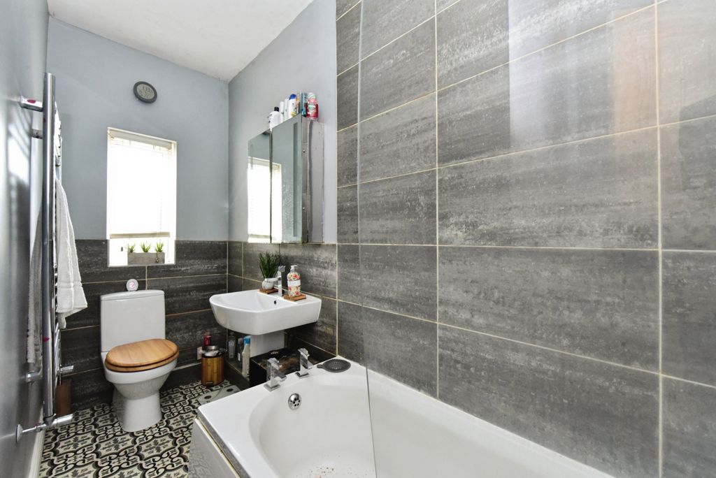 Property photo 1 of 18 Bathroom