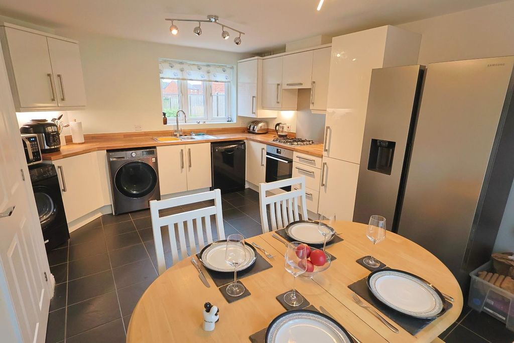 Property photo 2 of 19 Kitchen / Diner