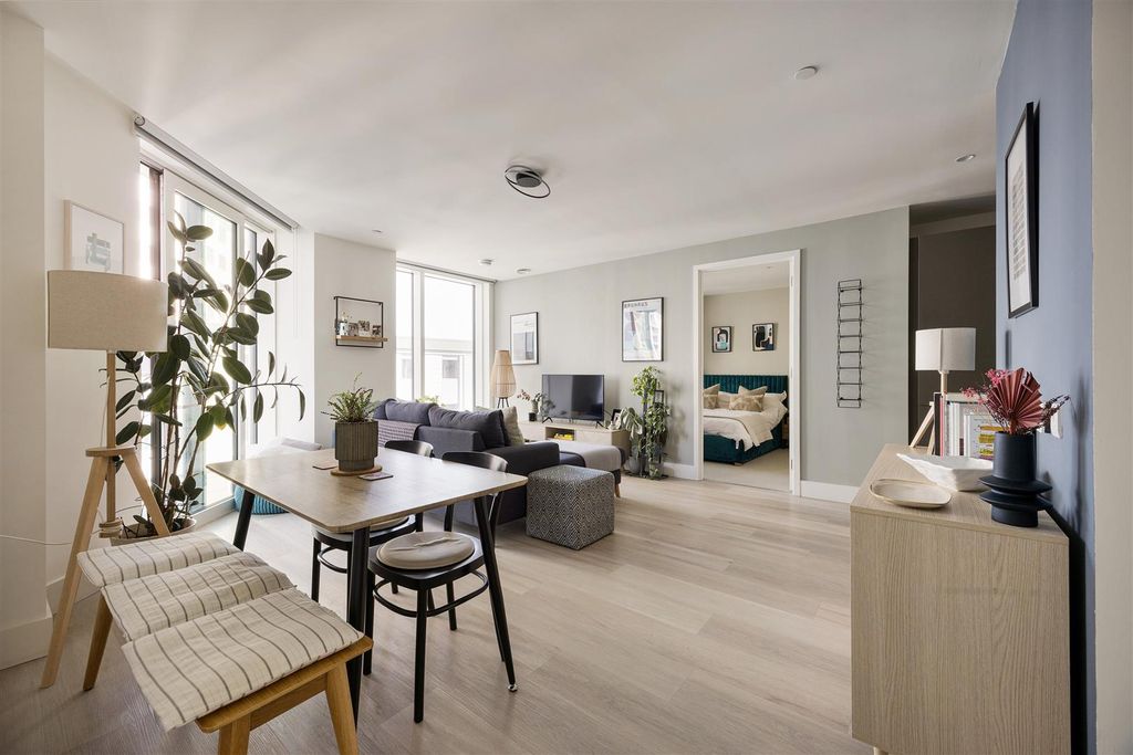 Property photo 1 of 35 Daneland Walk, N17