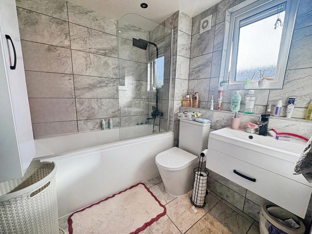 Property photo 2 of 16 Bathroom