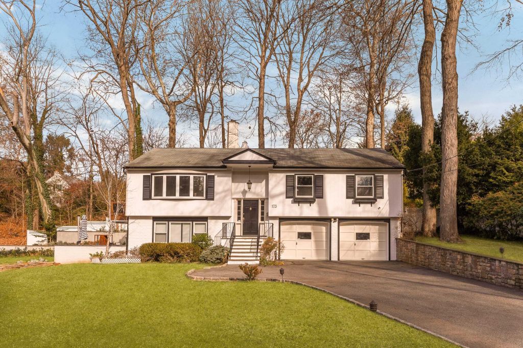 Property photo 1 of 26