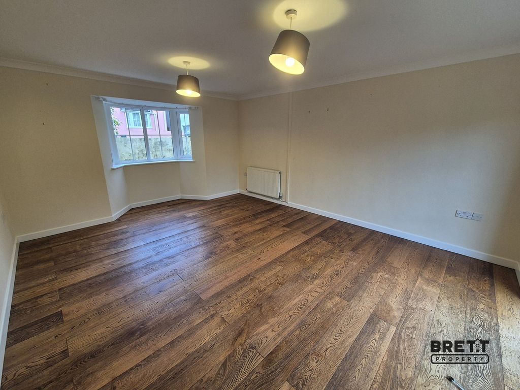 Property photo 3 of 11 Living Room