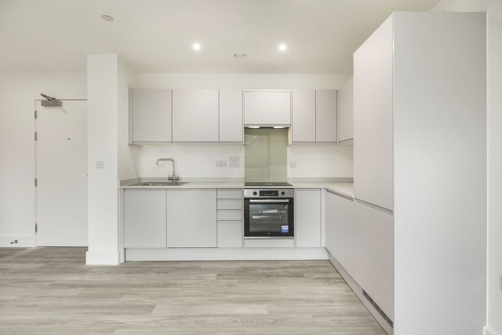 Property photo 3 of 10 Kitchen