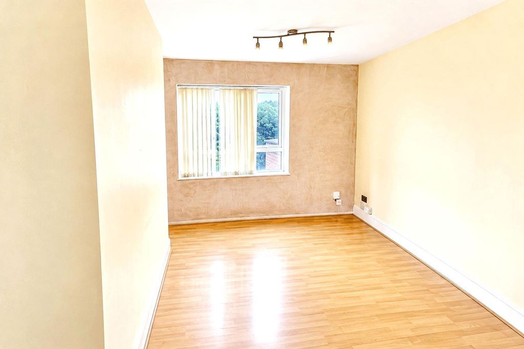 Property photo 3 of 12 Flat 3, 1326 Bristol Road South, Northfield, Birmingham, B31 2Td