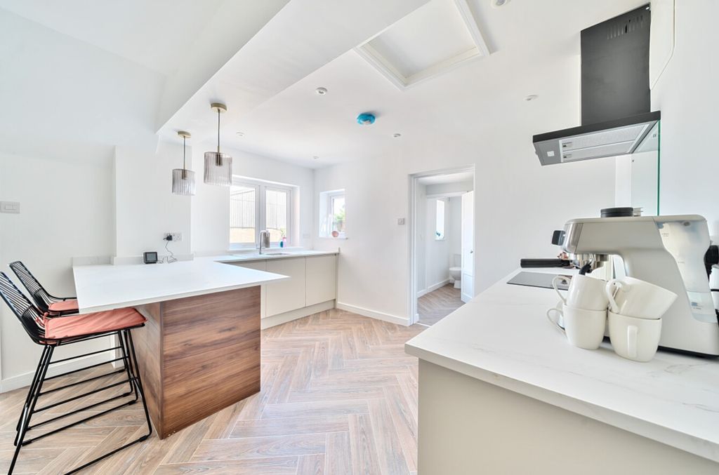Property photo 3 of 22 1288377-13-6824858A58853-Arw-1