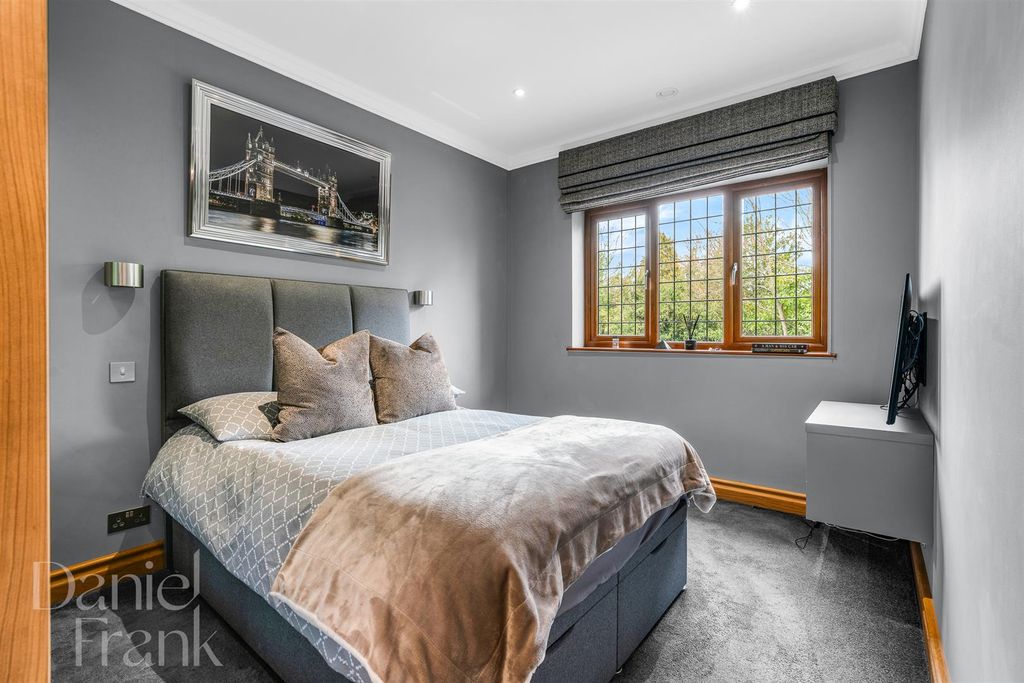 Additional image 28 of 5 bed detached house for saleWest View, Loughton IG10