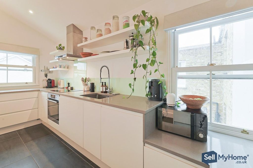 Property photo 3 of 17 Kitchen