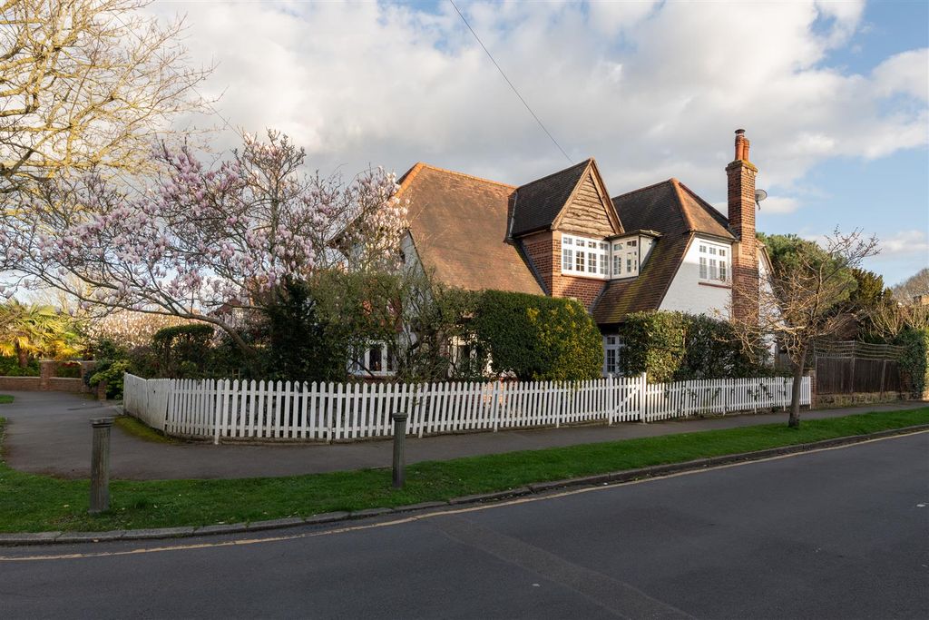 Property photo 1 of 31 The Close 2.Jpg