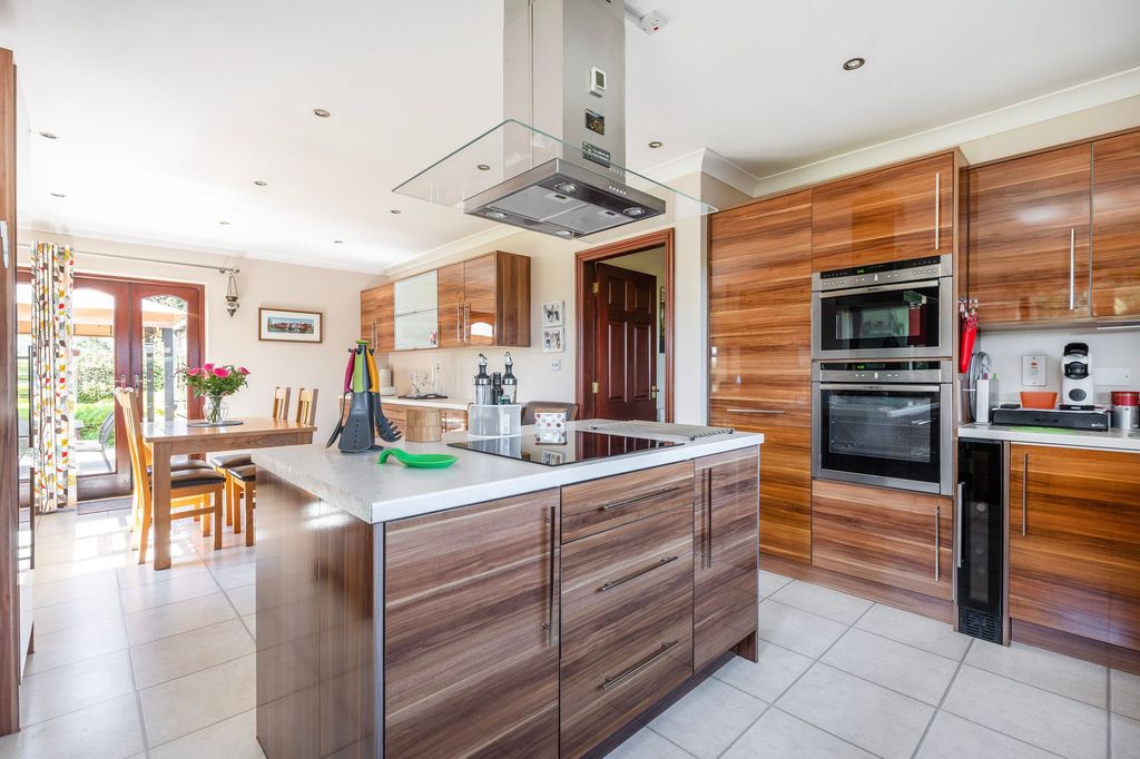 Property photo 2 of 23