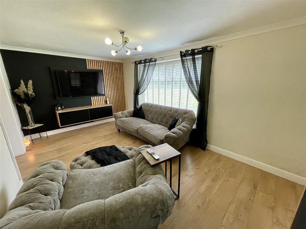 Property photo 2 of 11 Lounge