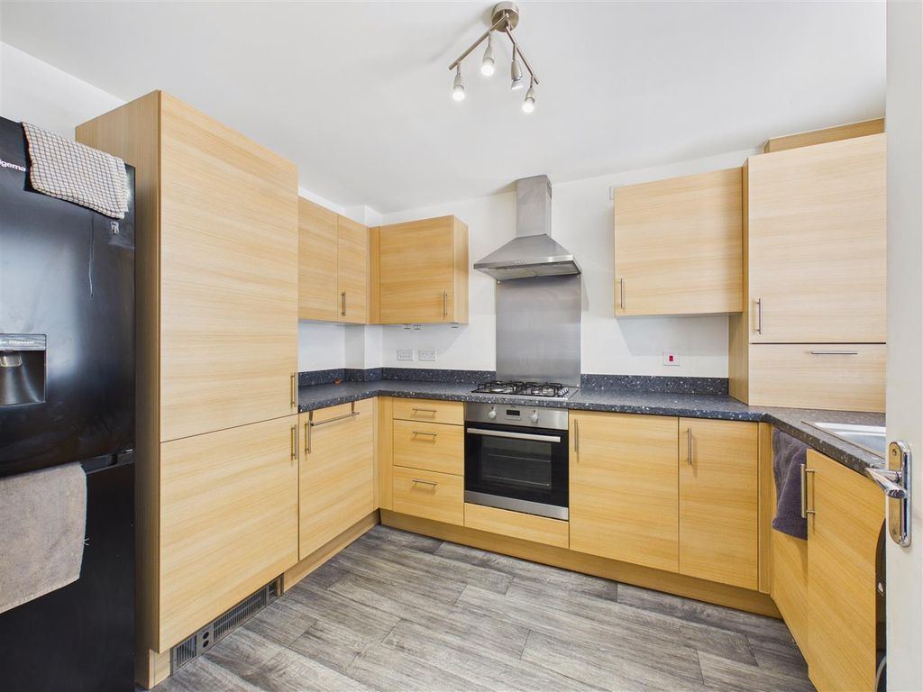 Property photo 3 of 11 Kitchen