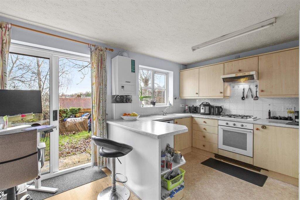 Property photo 3 of 13 8 Vanguard Close, Hp12 3Fp-1.Jpg