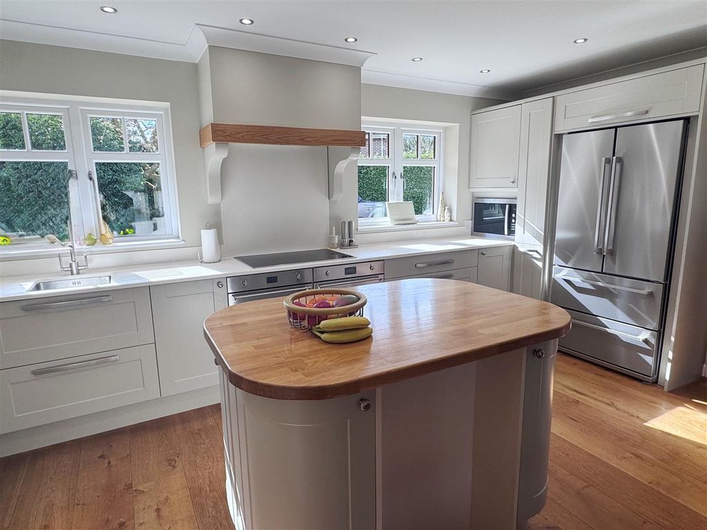 Property photo 3 of 39 Kit 1.Jpg