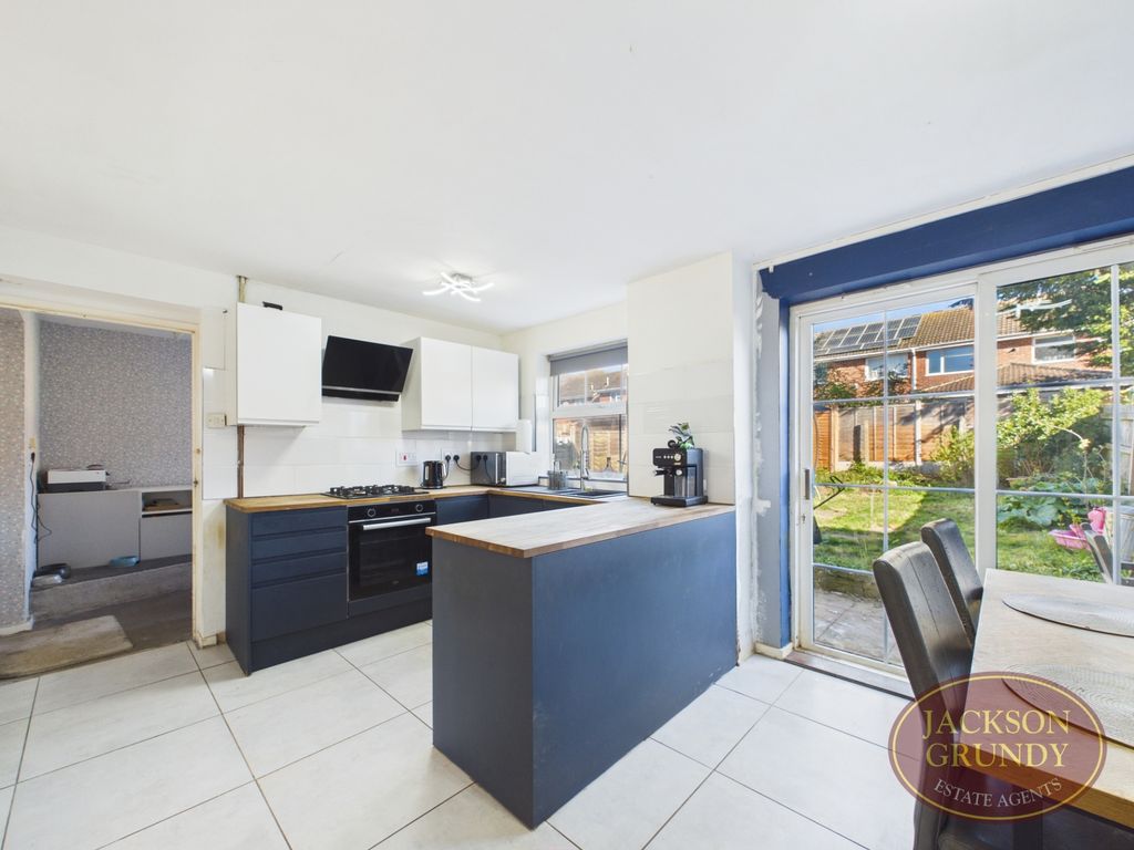 Property photo 3 of 15 Froxhill Crescent