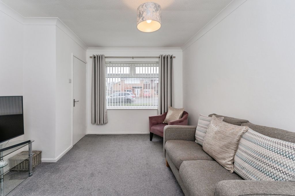 Property photo 3 of 17 Lounge