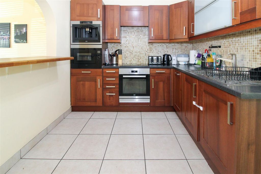 Property photo 3 of 15 Kitchen