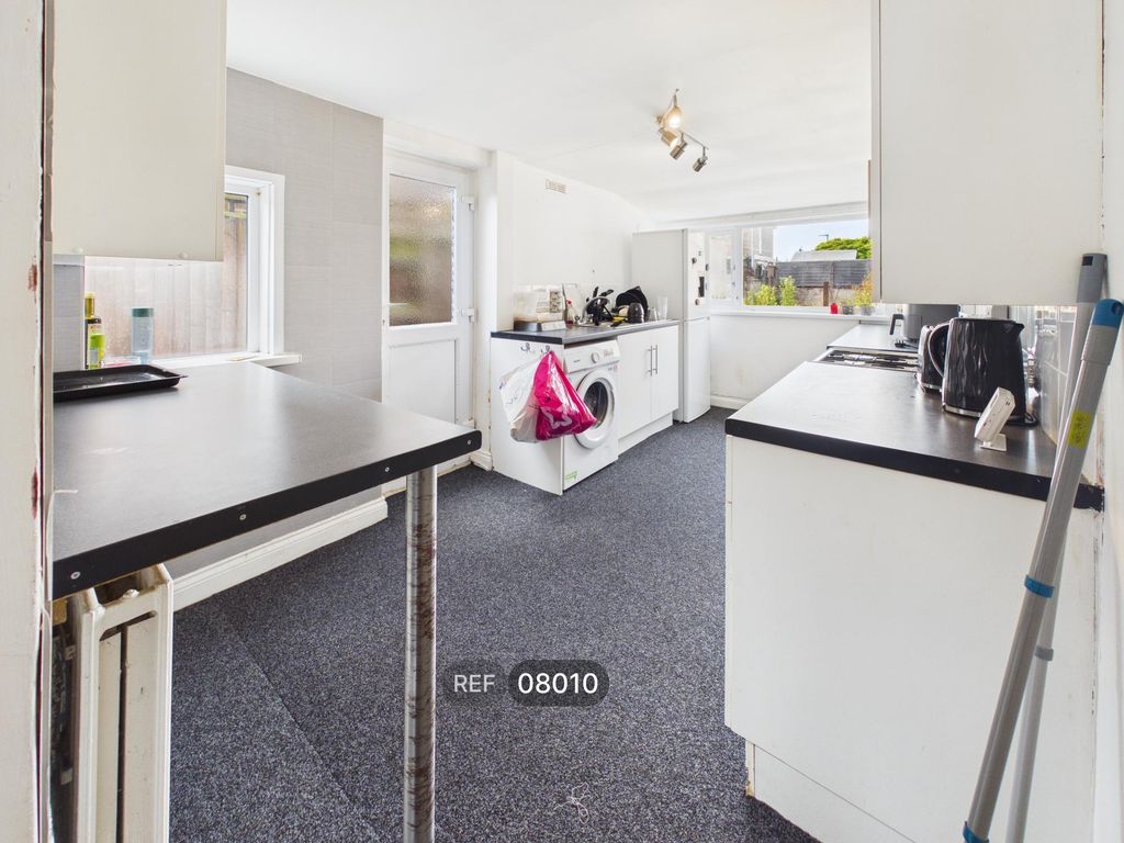 Property photo 3 of 17 Kitchen