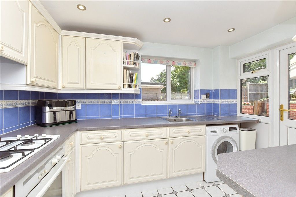 Property photo 3 of 11 Kitchen