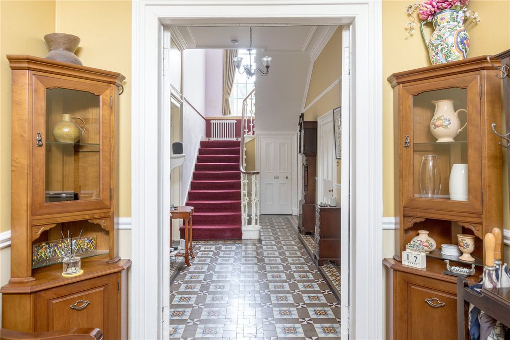 Property photo 3 of 29 Vestibule